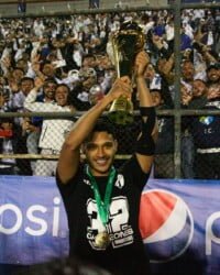 Jorman Aguilar y la copa de campeon