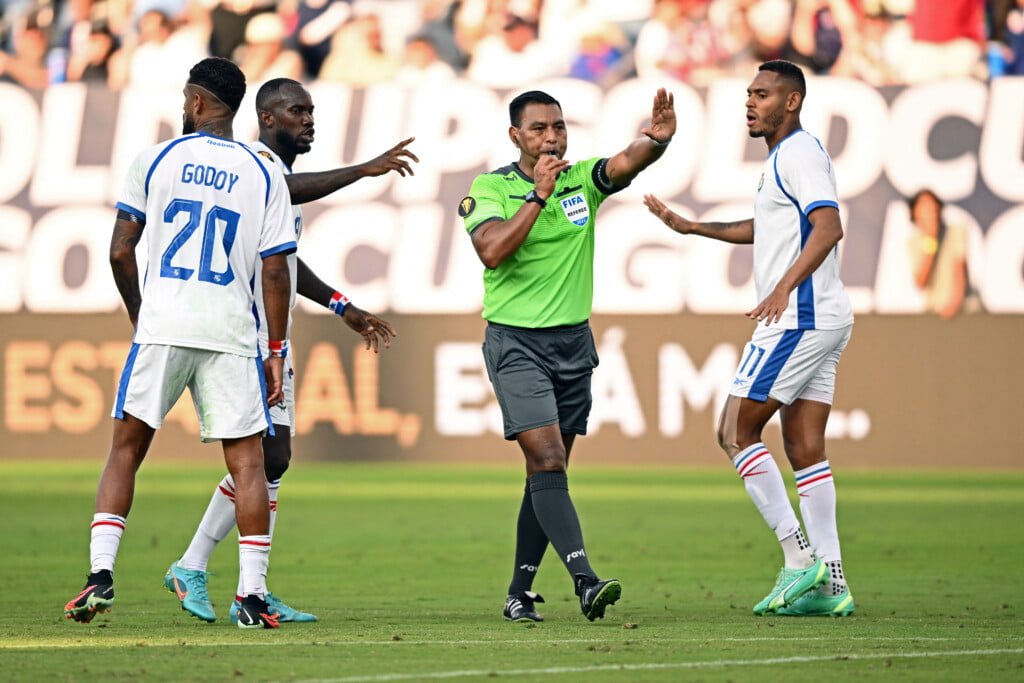 Polémico arbitraje para el partido Panamá vs México