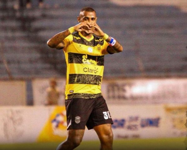 Carlos Small es pichichi en Honduras