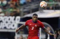 Harold Cummings de Panamá cabeceando el balón