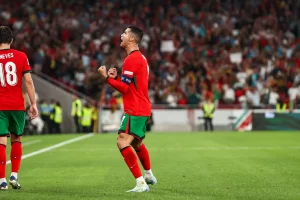 Cristiano Ronaldo celebrando el gol 900 con la seleccion portugal