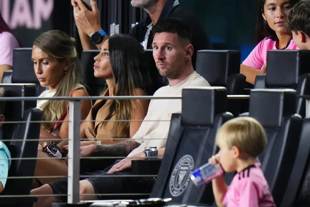 Messi sentado viendo juego inter miami