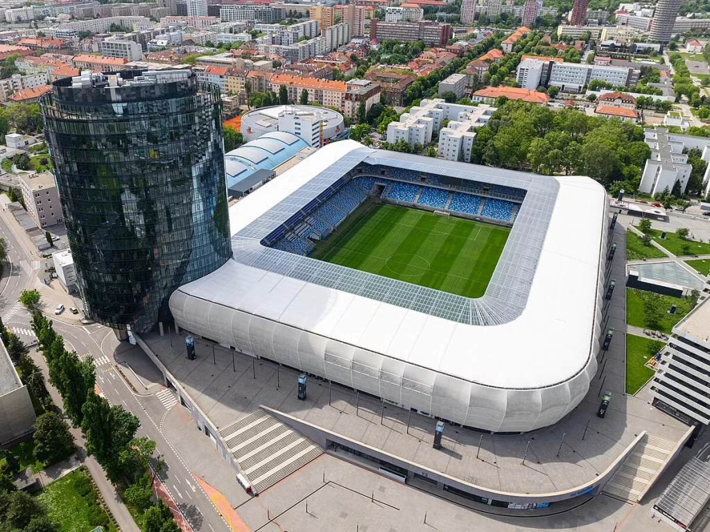 Estadio Tehelné donde jugarán Slovan Bratislava vs Dinamo Zagreb de la jornada 4 de Champions League