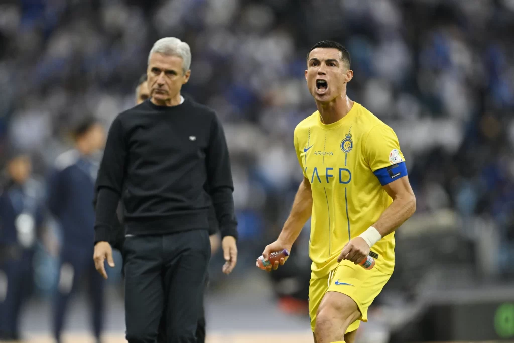 Cristiano Ronaldo de Al-Nassr y el director de Al-Nassr, Luis Castro, se quejan ante el juez de línea después de un gol anulado durante el partido de la Saudi Pro League entre Al-Hilal y Al-Nassr en el Estadio Internacional Rey Fahd el 1 de diciembre de 2023 en Riad, Arabia Saudita. . (Foto de Michael Regan/Getty Images)