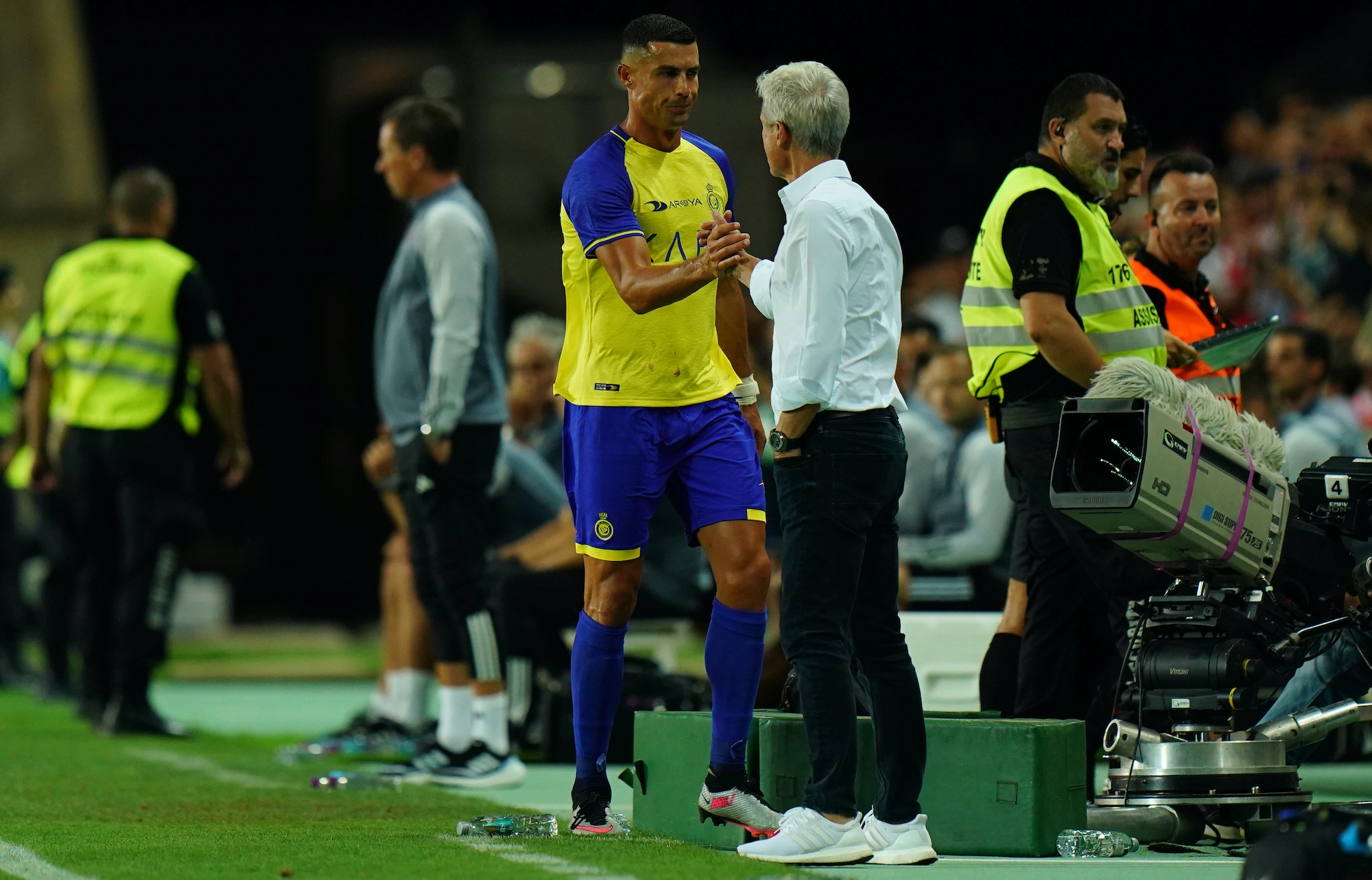 Cristiano Ronaldo CR7 de Al Nassr con Luis Castro de Al Nassr durante el partido amistoso de pretemporada entre Al Nassr y SL Benfica en el Estadio Algarve el 20 de julio de 2023 en Faro, Portugal. (Foto de Gualter Fatia/Getty Images)