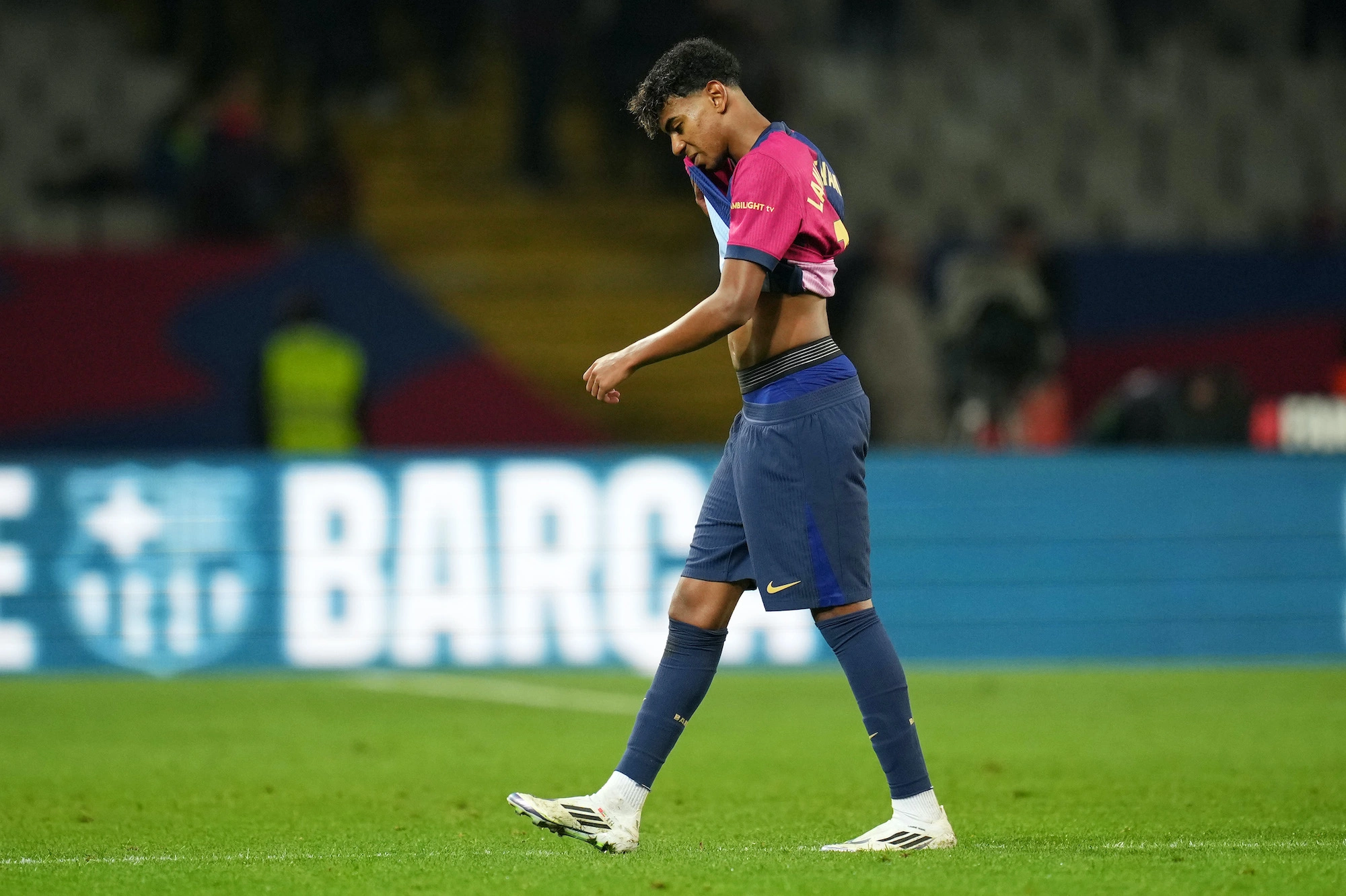 Lamine Yamal del FC Barcelona abandona el campo después del partido La Liga EA Sports entre el FC Barcelona y el RCD Espanyol en el Estadi Olimpic Lluis Companys el 3 de noviembre de 2024 en Barcelona, ​​España. (Foto de Alex Caparrós/Getty Images)