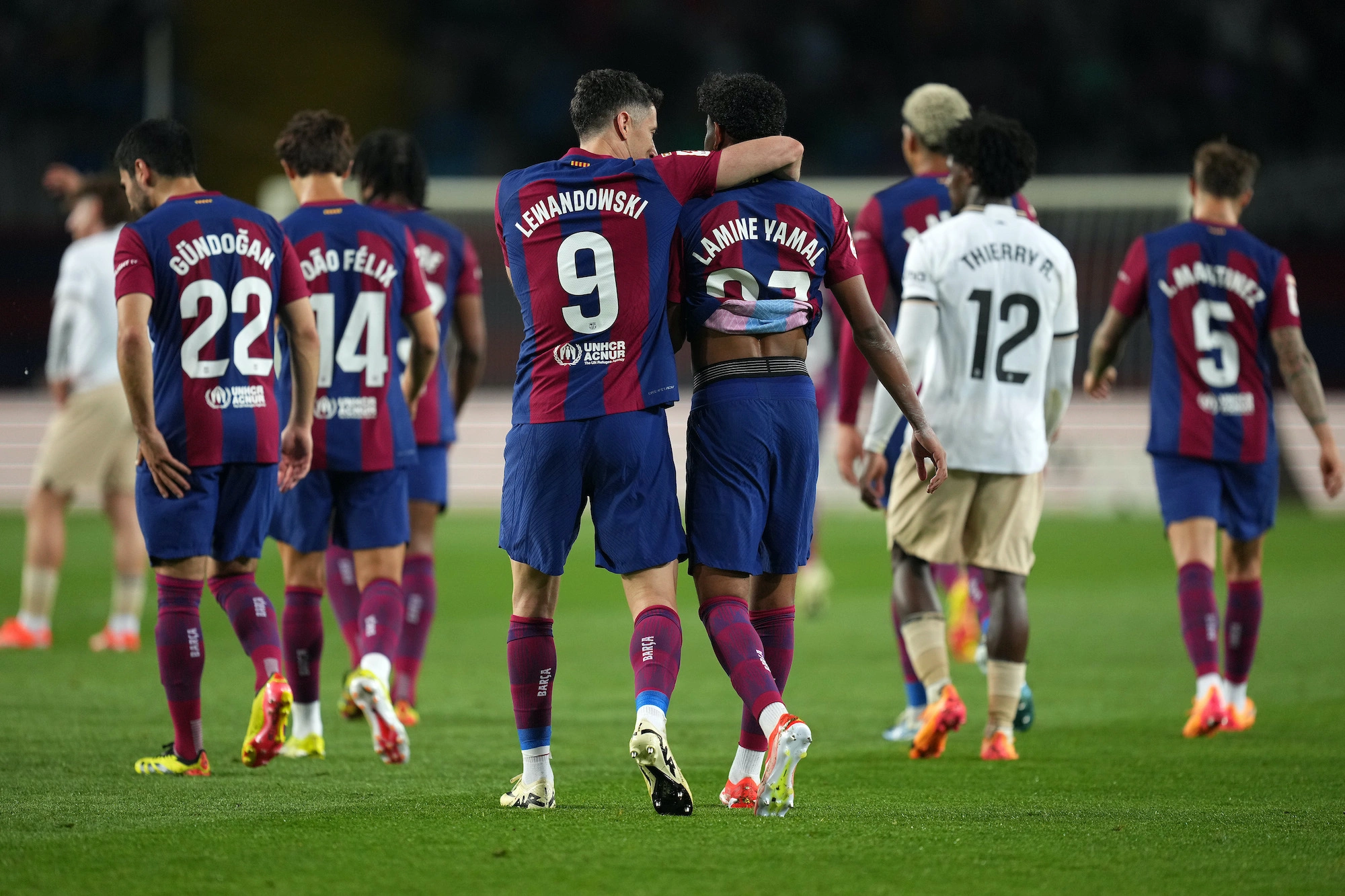 Robert Lewandowski del FC Barcelona celebra con Lamine Yamal del FC Barcelona tras marcar el cuarto gol de su equipo para competir con su hat-trick durante el partido de LaLiga EA Sports entre el FC Barcelona y el Valencia CF en el Estadi Olimpic Lluis Companys el 29 de abril de 2024 en Barcelona, ​​España. . (Foto de Alex Caparrós/Getty Images) (Foto de Alex Caparrós/Getty Images)