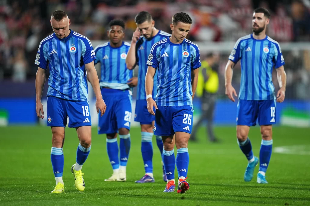 Artur Gajdos del SK Slovan Bratislava reacciona a tiempo completo tras la derrota del equipo en el partido de la jornada MD3 de la Liga de Campeones de la UEFA 2024/25 entre el Girona FC y el SK Slovan Bratislava en el estadio Montilivi el 22 de octubre de 2024 en Girona, España. (Foto de Alex Caparrós/Getty Images)