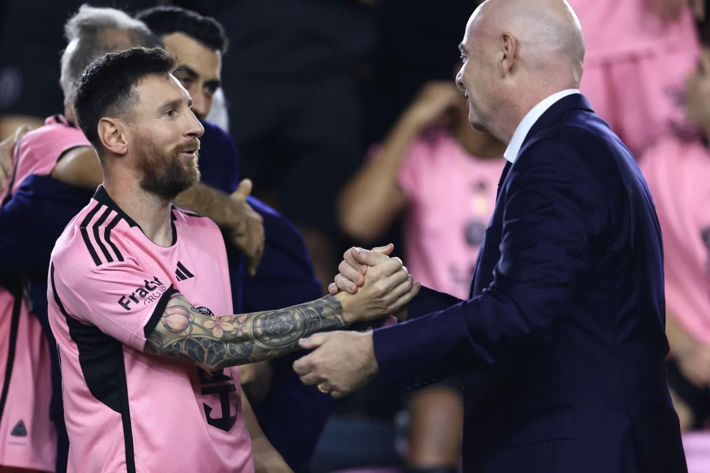 Lionel Messi #10 del Inter Miami le da la mano al presidente de la FIFA, Gianni Infantino, luego de una victoria sobre el New England Revolution en el Chase Stadium el 19 de octubre de 2024 en Fort Lauderdale, Florida.