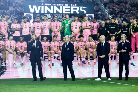 Jorge Mas habla junto al presidente de la FIFA, Gianni Infantino, José Mas y David Beckham luego de un partido entre el Inter Miami y el New England Revolution en el Chase Stadium el 19 de octubre de 2024 en Fort Lauderdale, Florida. (Foto de Carmen Mandato/Getty Images)