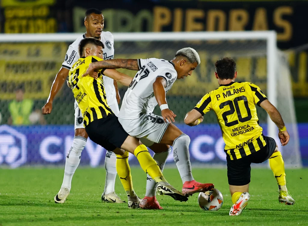 MONTEVIDEO, URUGUAY – 30 DE OCTUBRE: Matheus Martins de Botafogo y Damián García de Peñarol luchan por el balón durante el partido de vuelta de la semifinal de la Copa CONMEBOL Libertadores 2024 entre Peñarol y Botafogo en el Estadio Centenario el 30 de octubre de 2024 en Montevideo, Uruguay.