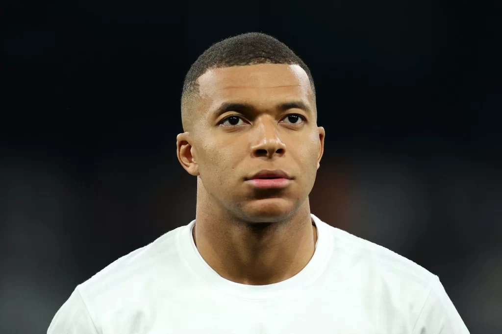 Kylian Mbappé del Real Madrid observa antes del inicio del partido de la fase MD4 de la Liga de Campeones de la UEFA 2024/25 entre el Real Madrid C.F. y AC Milan en el Estadio Santiago Bernabeu el 5 de noviembre de 2024 en Madrid, España. (Foto de Florencia Tan Jun/Getty Images)