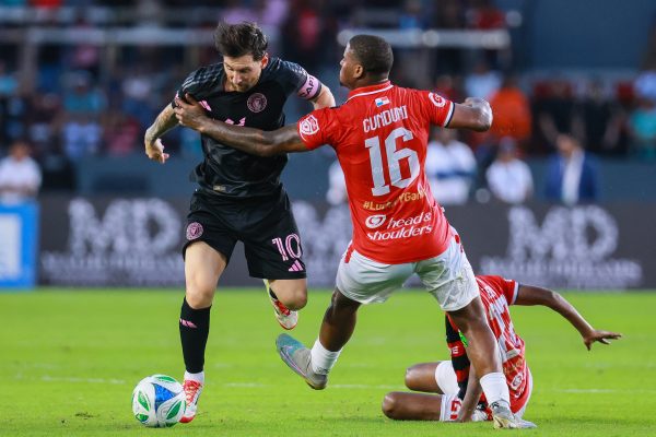 Lionel Messi vs Aymar Cundumí (Photo by Manuel Velasquez/Getty Images)