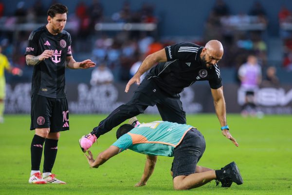 Yassine Cheuko, guardaespaldas de Lionel Messi (Photo by Manuel Velasquez/Getty Images)