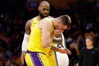 LeBron James y Luka Doncic (Photo by Ronald Martinez/Getty Images)