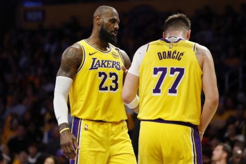 LeBron James y Luka Doncic (Photo by Ronald Martinez/Getty Images)