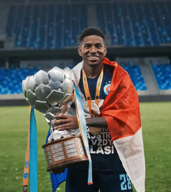 Panameño se proclama campeón en Europa César Blackman