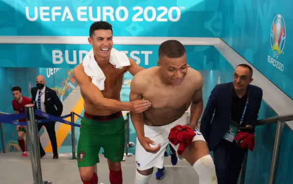 Kylian Mbappé supera a su ídolo, Cristiano Ronaldo Kylian Mbappé y Cristiano Ronaldo