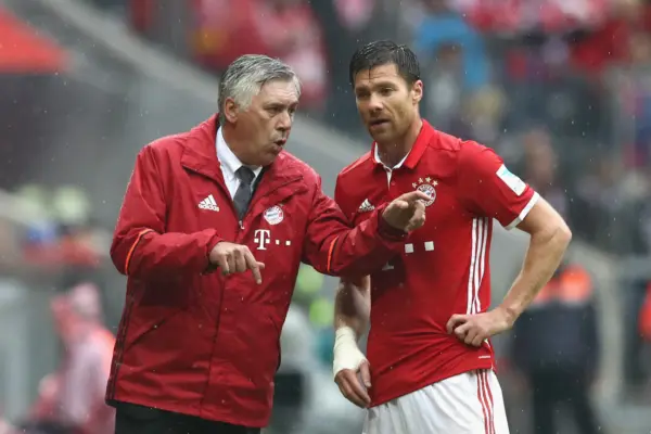 ¿Cuándo dirgirá Xabi Alonso al Real Madrid y por cuántas temporadas? Carlo Ancelotti y Xabi Alonso(Photo by Alexander Hassenstein/Bongarts/Getty Images)