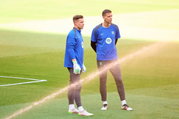 Hansi Flick confirma la mejor noticia para el Barcelona y Ter Stegen Marc Andre Ter Stegen y Wojciech Szczęsny(Photo by Fran Santiago/Getty Images)