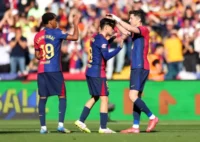 Lamine Yamal, Pedri y Robert Lewandowski (Photo by Judit Cartiel/Getty Images)