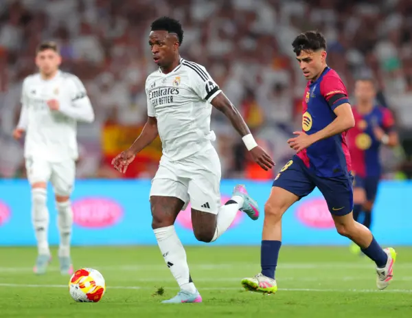 ¿Dónde mirar FC Barcelona vs Real Madrid J.35? Vini Jr y Pedri(Photo by Fran Santiago/Getty Images)