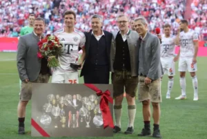 Fin de una era: Thomas Müller dice adiós al Bayern tras levantar su último trofeo Photo by Alexander Hassenstein/Getty Images