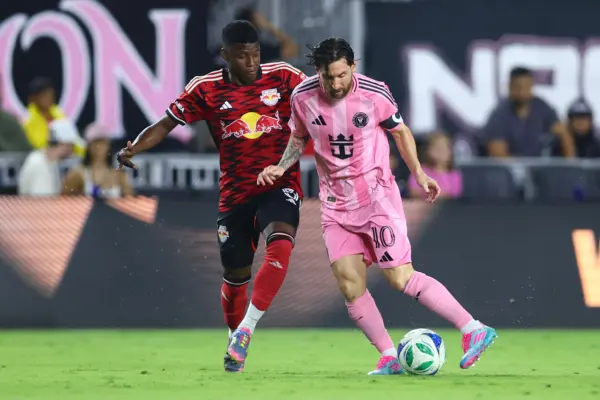 Panameño destaca contra el Inter de Miami de Messi Lionel Messi y Omar Valencia (Photo by Megan Briggs/Getty Images)