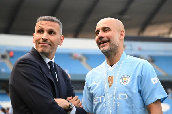 Manchester City busca romper el mercado antes del Mundial de Clubes Khaldoon Al Mubarak y Pep Guardiola (Photo by Michael Regan/Getty Images)