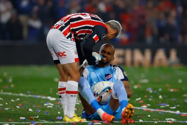 Nacional cayó ante Internacional de Porto Alegre y quedan eliminados Luis "Manotas" Mejía(Photo by Ernesto Ryan/Getty Images)