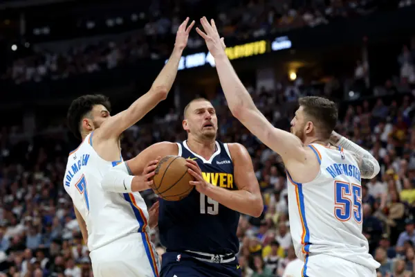 Jokic brilla con 44 puntos, pero los Thunder le remontan Oklahoma City Thunder vs Denver Nuggets(Photo by Matthew Stockman/Getty Images)