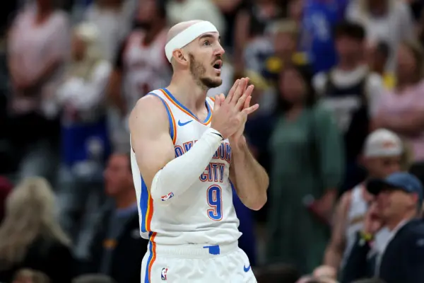 Oklahoma City Thunder resiste en Denver y recupera el factor cancha Alex Caruso(Photo by Matthew Stockman/Getty Images)