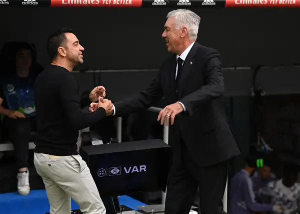 Xavi Hernández defiende a Carlo Ancelotti de las críticas Xavi Hernández y Carlo Ancelotti (Photo by David Ramos/Getty Images)