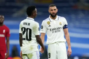 Karim Benzema advierte acerca del ego en el vestuario. Vini Jr y Karim Benzema (Photo by Angel Martinez/Getty Images)