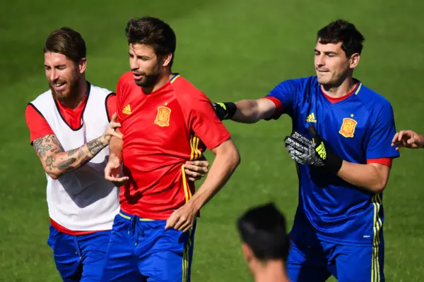 Gerard Piqué e Iker Casillas calientan El Clásico Sergio Ramos, Gerard Piqué e Iker Casillas(Photo by David Ramos/Getty Images)