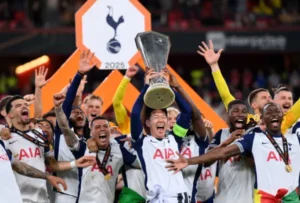 Son Heung-Min gana el primer título de su carrera Photo by Justin Setterfield/Getty Images