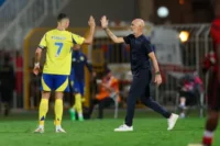 Cristiano Ronaldo y Stefano Pioli (Photo by Yasser Bakhsh/Getty Images)