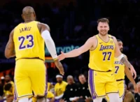 LeBron James y Luka Dončić (Photo by Harry How/Getty Images)