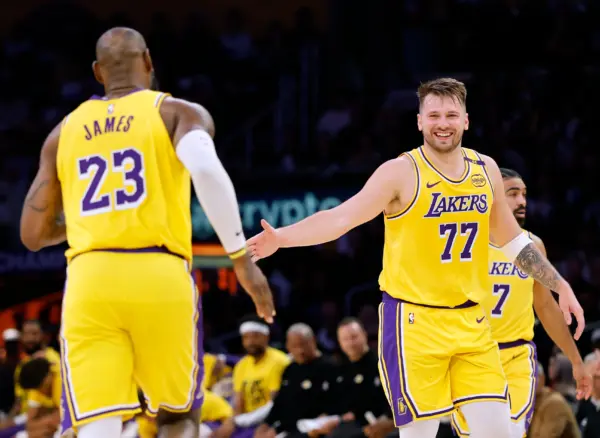 Los Angeles Lakers son vendidos por 10 mil millones de dólares LeBron James y Luka Dončić(Photo by Harry How/Getty Images)