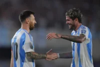 Lionel Messi y Rodrigo de Paul (Photo by Marcelo Endelli/Getty Images)