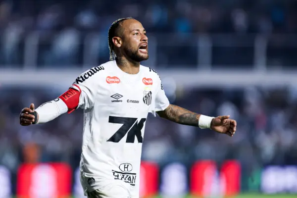 Neymar salva al Santos con un gol decisivo ante el líder Neymar Jr(Photo by Ricardo Moreira/Getty Images)