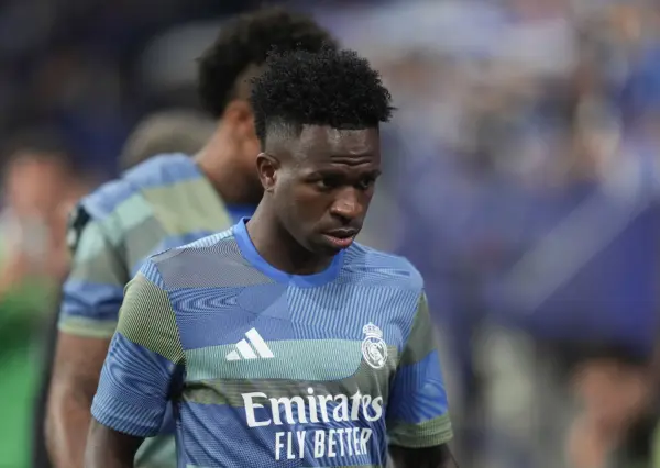 Vinicius Jr, entre la gloria y la polémica en el Carlos Tartiere (Photo by Juan Manuel Serrano Arce/Getty Images)