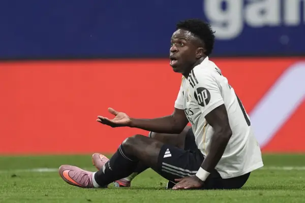 Primer partido de visita, primera pelea entre Vinícius y fanáticos (Photo by Juan Manuel Serrano Arce/Getty Images)