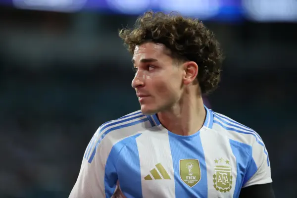 Marc Bernal: “Si pudiera fichar a alguien para el Barça, sería Julián Álvarez" (Photo by Leonardo Fernandez/Getty Images)