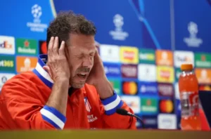 Queja del Atletico de Madrid por falta de agua en el Emirates Stadium Diego Simeone Dt de Atletico de Madrid(Photo by Harry Murphy/Getty Images)