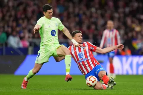 Robert Lewandowski se acerca al Atlético de Madrid (Photo by Angel Martinez/Getty Images)