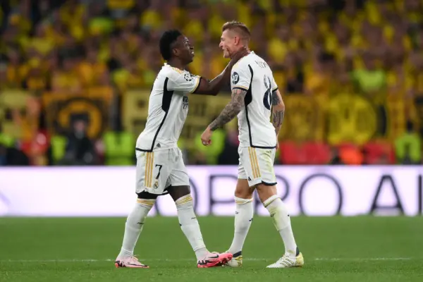 Toni Kroos defiende a Vinicius Jr, pero crítica su reacción Vinicius Jr y Toni Kroos(Photo by Justin Setterfield/Getty Images)
