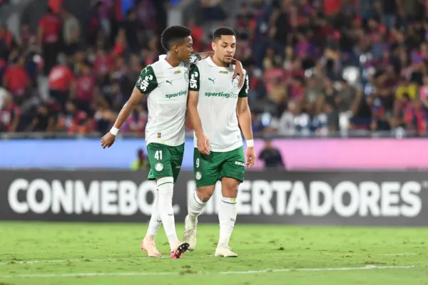 Vitor Roque en la misma mesa de Estevao y Endrick (Photo by Christian Alvarenga/Getty Images)