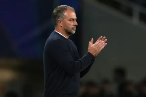 Hansi Flick recibe el golpe final antes del Clásico (Photo by Alex Caparros/Getty Images)