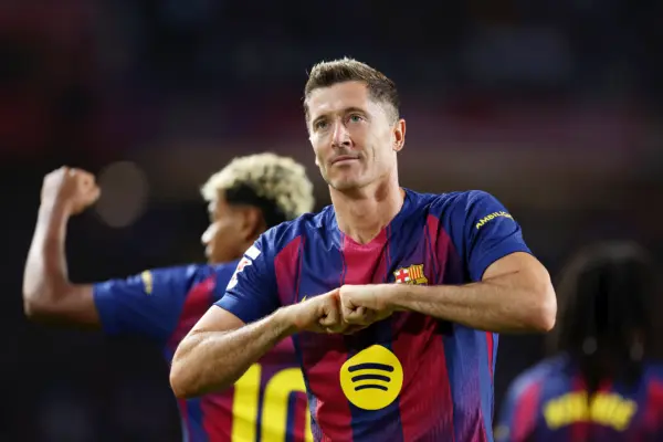 FC Barcelona se aleja de Robert Lewandowski (Photo by Judit Cartiel/Getty Images)